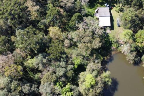 an overhead view of a cabin in the middle of a forest at Cabana de pesca e lazer Represa Usina Mafra sc in Mafra