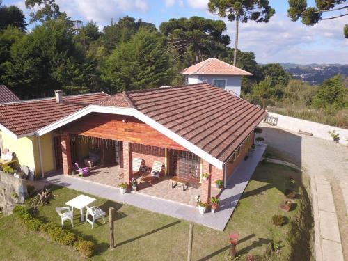 an overhead view of a house with a roof at Casa Aconchegante na Montanha in Campos do Jordão