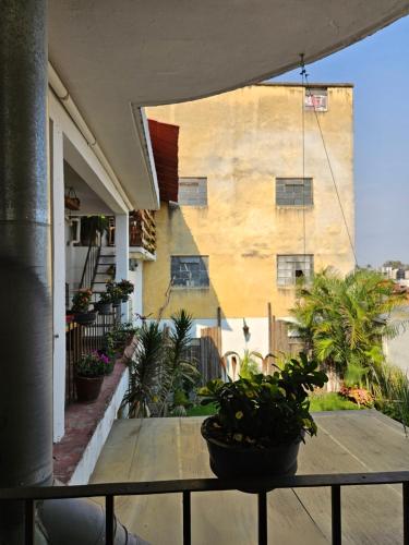 Hostal Azulejo Cuernavacaにあるバルコニーまたはテラス