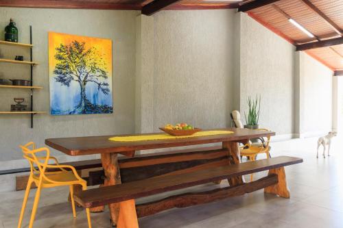 a dining room with a wooden table and chairs at Casa temporada Condomínio Clube, até 10 pessoas. in Caldas Novas