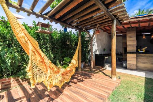 a hammock hanging from a pergola in a backyard at Casa temporada Condomínio Clube, até 10 pessoas. in Caldas Novas