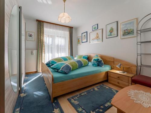Schlafzimmer mit einem Bett und einem Fenster in der Unterkunft Schmitzer in Mühldorf