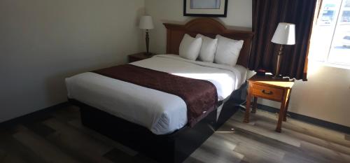 Un pat sau paturi într-o cameră la North Coast Inn