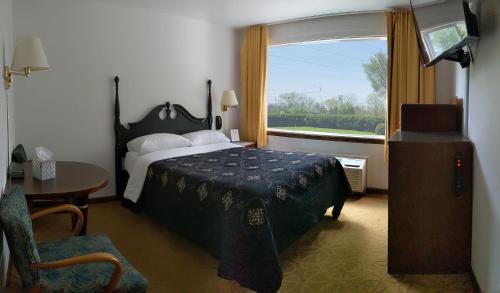 Una cama o camas en una habitación de South Side Inn - Burlington