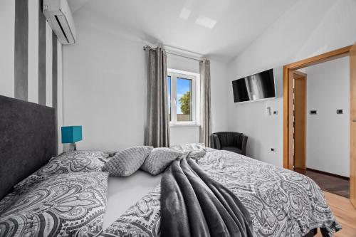 Un dormitorio con una cama con una manta. en Villa 50 Shades of Grey, en Pula