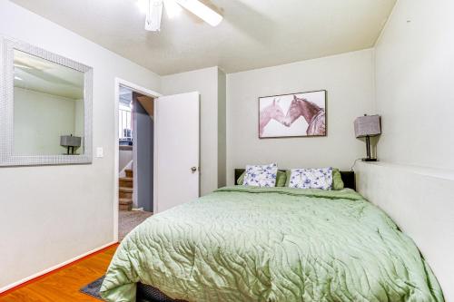 1 dormitorio con 1 cama con edredón verde en Quiet West Valley City Home, Near Downtown SLC!, en West Valley City