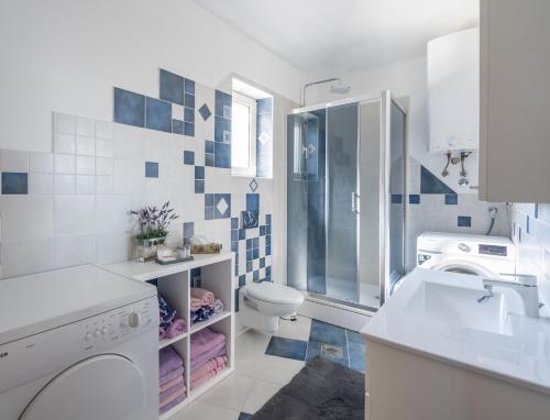 uma casa de banho branca com um WC e um chuveiro em Villa 50 Shades of Grey em Pula