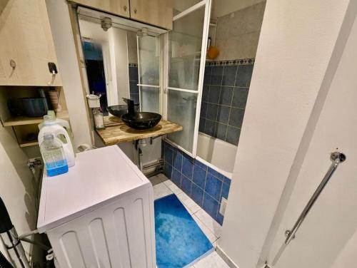 une petite salle de bain avec toilettes et lavabo dans l'établissement Tres Jolie Chambre Equipé & Wifi, à Grenoble