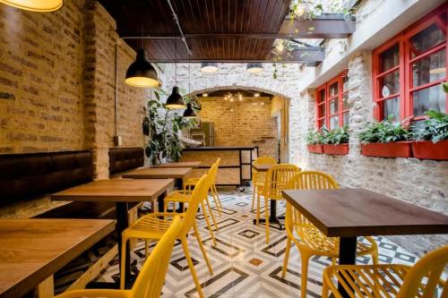 QUINTA SEIS TRESにあるレストランまたは飲食店