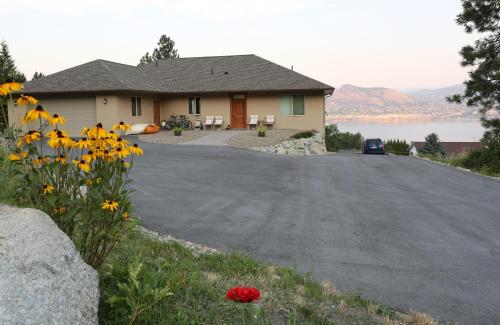 Above Naramata Bed & Breakfast – Photos 3