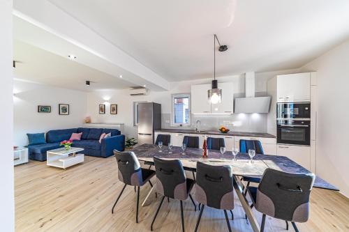 Seaside apartments with a swimming pool Razanj, Rogoznica - 9723