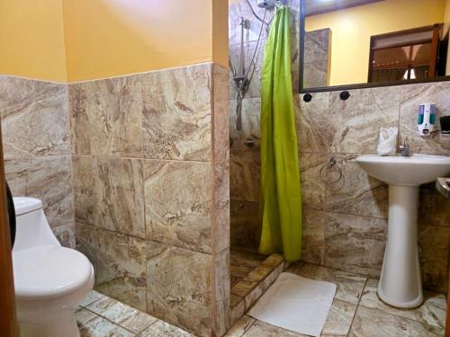 ein Bad mit einem WC und einem Waschbecken in der Unterkunft Caribbean Sea Towers Hotel in Puerto Viejo