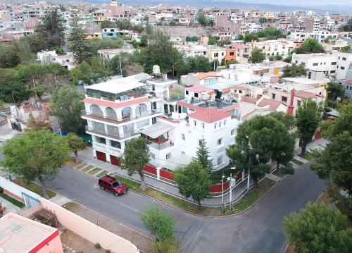 an aerial view of a city with a white building at Suite Picchu Picchu in Arequipa