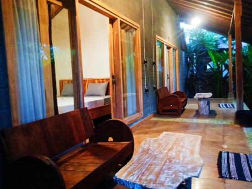 Posezení v ubytování Umah Kayu 1-Menjangan homestay
