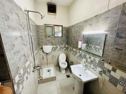カラチにあるKarachi Airport Hotelsのバスルーム(トイレ、洗面台付)