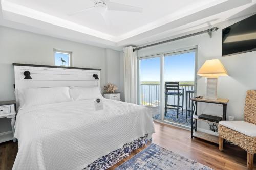 1 dormitorio con cama y vistas al océano en Crystal Tower By Liquid Life, en Gulf Shores