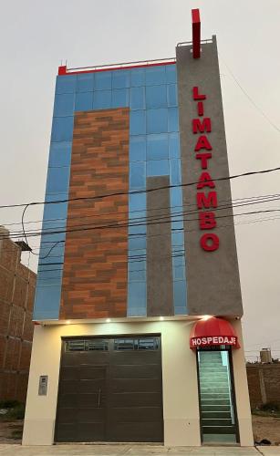 un edificio con un cartel en el costado en Hospedaje Limatambo, en Chiclayo