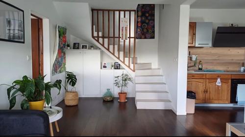 un salon avec un escalier dans une maison dans l'établissement Habitación Privada, à Wolfisheim