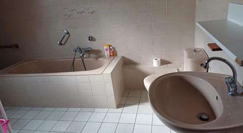 une salle de bain avec une baignoire et un lavabo dans l'établissement Habitación Privada, à Wolfisheim