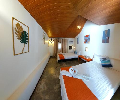 長灘島的住宿－長灘島東方海灘酒店，一间卧室,配有两张床