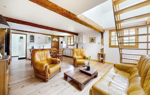 un salon avec des canapés et une table dans l'établissement Cozy Apartment In Criquetot-Le-Maucondui, à Criquetot-le-Mauconduit