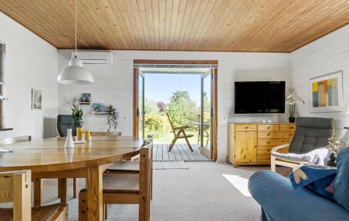 TV a/nebo společenská místnost v ubytování 3 Bedroom Beautiful Home In Sydals