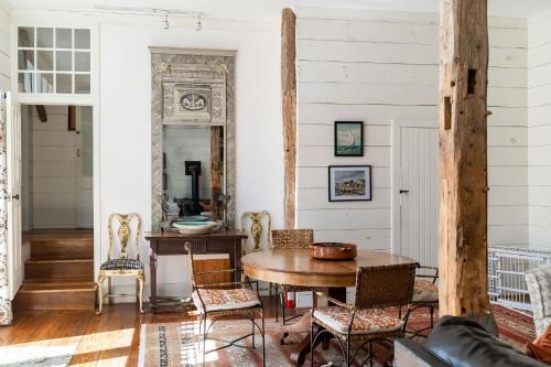 Χώρος καθιστικού στο 1850s Maine Farmhouse featured in Condé Nast Traveler with 11 Acres Near Water