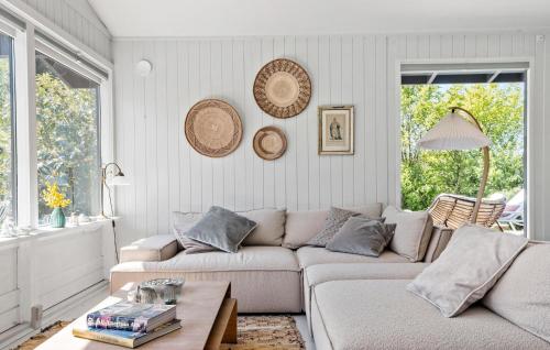 Ein Sitzbereich in der Unterkunft Cozy Home In Dronningmølle With Wifi