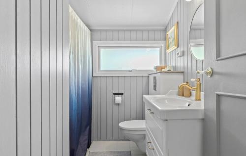 Ein Badezimmer in der Unterkunft Cozy Home In Dronningmølle With Wifi