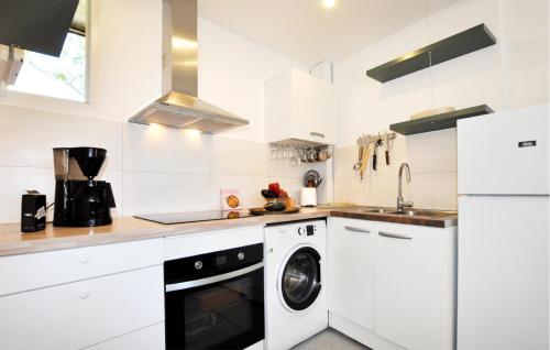 Η κουζίνα ή μικρή κουζίνα στο Nice Home In Bizanet With Kitchen