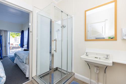 uma casa de banho com um lavatório e um espelho em Braemar House B&B and YHA Hostel em Whanganui