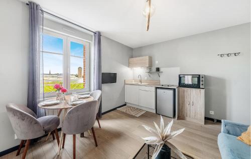 un salon avec une table et des chaises et une cuisine dans l'établissement Beautiful Apartment In Saint-Malo, à Saint-Malo
