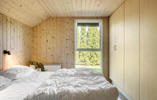 Bøtø ByにあるStunning Home In Vggerlse With Saunaのベッドルーム(ベッド1台、窓付)