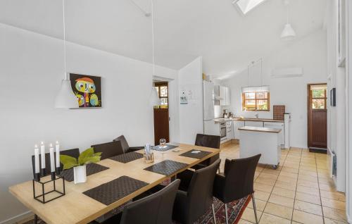 Η κουζίνα ή μικρή κουζίνα στο Lovely Home In Egernsund With Kitchen