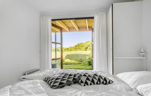 sypialnia z łóżkiem i dużym oknem w obiekcie Lovely Home In Egernsund With Kitchen w mieście Egernsund