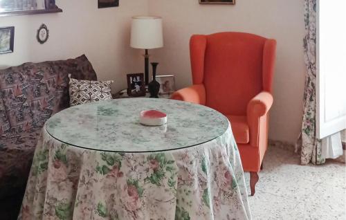 a living room with a table and a chair at La Casa Del Limonero in Peñaflor