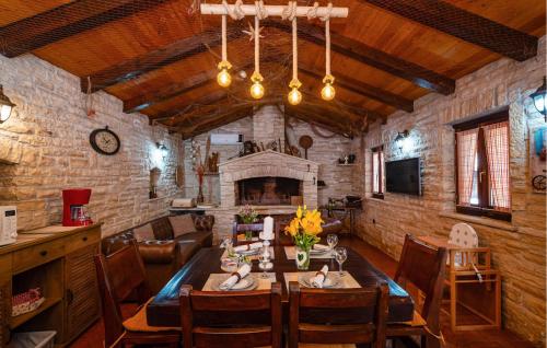 une salle à manger avec une table et une cheminée dans l'établissement Villa Tea, à Zadar