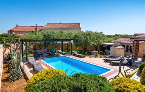 une piscine dans une cour avec une maison dans l'établissement Villa Tea, à Zadar