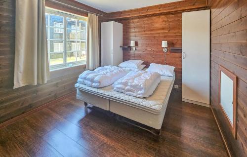 sypialnia z łóżkiem z 2 poduszkami w obiekcie Amazing Apartment In Uvdal With House A Mountain View w mieście Uvdal