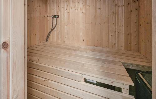 drewniana sauna z drewnianą podłogą i drewnianymi ścianami w obiekcie Amazing Apartment In Uvdal With House A Mountain View w mieście Uvdal
