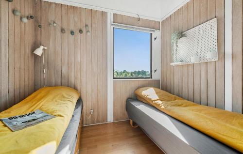1 Schlafzimmer mit 2 Betten und einem Fenster in der Unterkunft 3 Bedroom Gorgeous Home In Vejby in Vejby