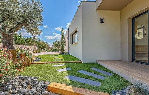 une maison avec une cour avec de l'herbe dans l'établissement Ruben, à Puimisson