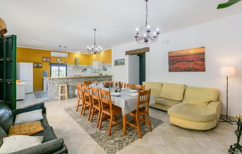 a living room with a dining table and a kitchen at Nice Home In La Puebla De Los Infan in La Puebla de los Infantes