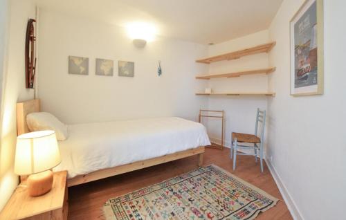 Katil atau katil-katil dalam bilik di Stunning Home In Saint-Vaast-La-Hougue