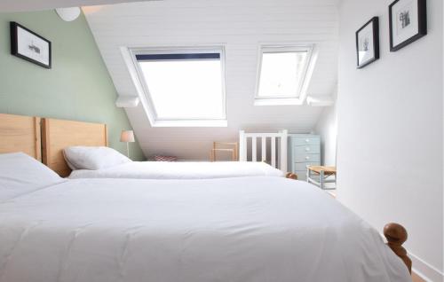 Katil atau katil-katil dalam bilik di Stunning Home In Saint-Vaast-La-Hougue