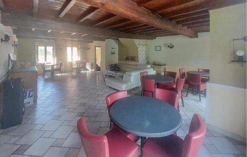 un salon avec une table et des chaises rouges dans l'établissement Beautiful Home In Maubert-Fontaine, à Maubert-Fontaine