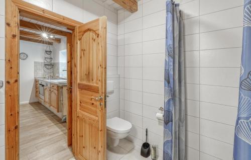 Ένα μπάνιο στο Nice Home In Tolk With Wifi