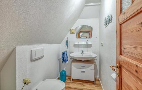 Ένα μπάνιο στο Nice Home In Tolk With Wifi