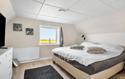 1 dormitorio con cama y ventana en Nice Home In Korsr With Kitchen en Korsør