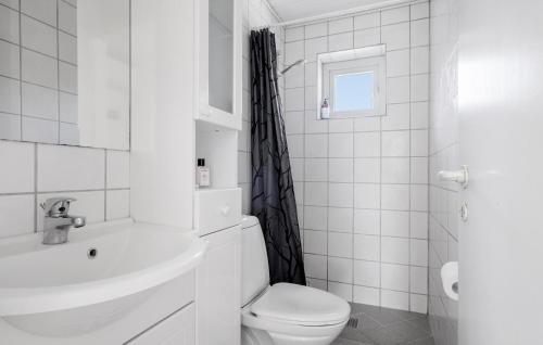 Baño blanco con aseo y lavamanos en Cozy Home In Sydals With Kitchen, en Neder Lysabild
